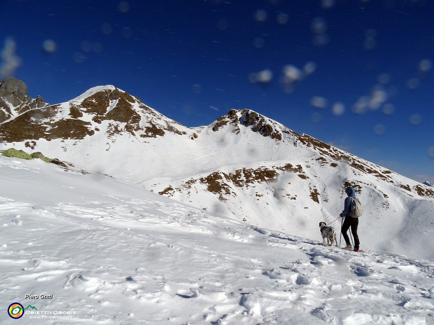 48 Da cima Monte Avaro rientriamo al colletto spazzati da forti raffiche di vento.JPG -                                
